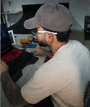 Kennedy programando no notebook